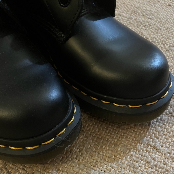 Dr Martins 1460 Women’s Smooth Leather Lace Up Boot - Picture 4 of 7